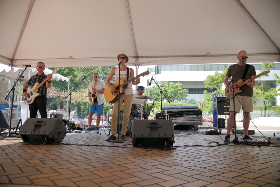 Hit Machine band playing